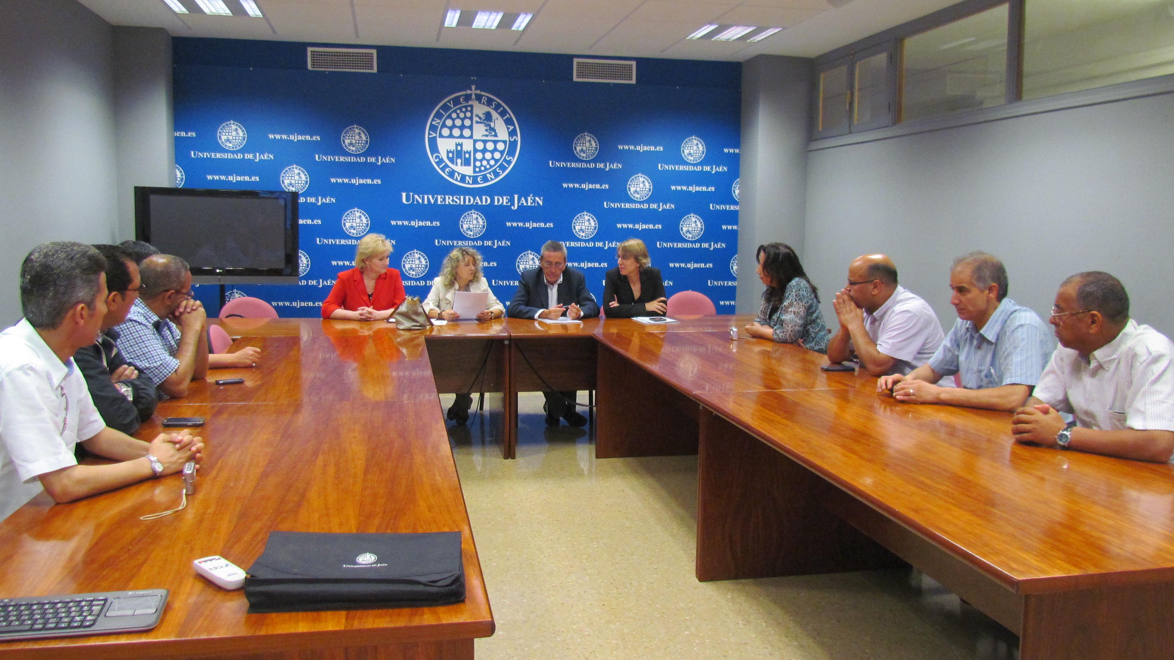 Los técnicos con Mª Ángeles Peinado, Vicerrectora de la UJA