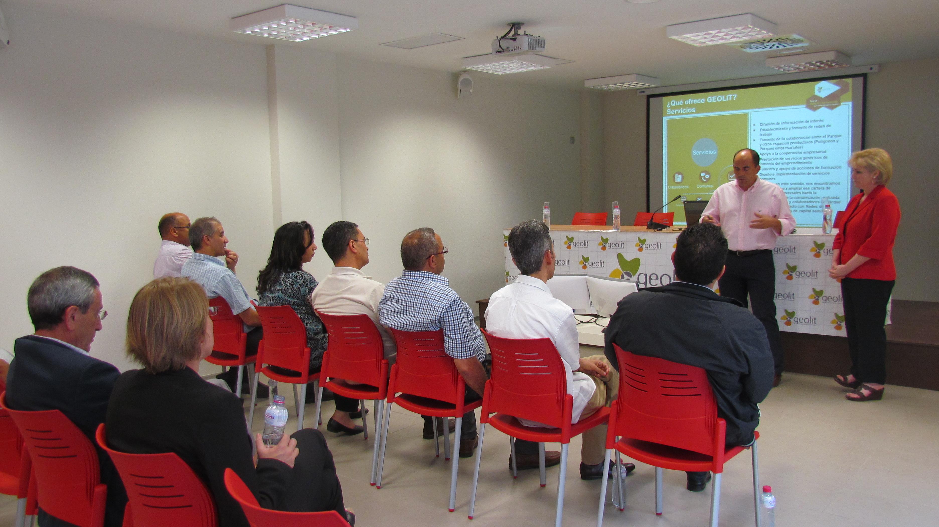 Jesús Muñoz, Gerente de Geolit, recibe al grupo de técnicos