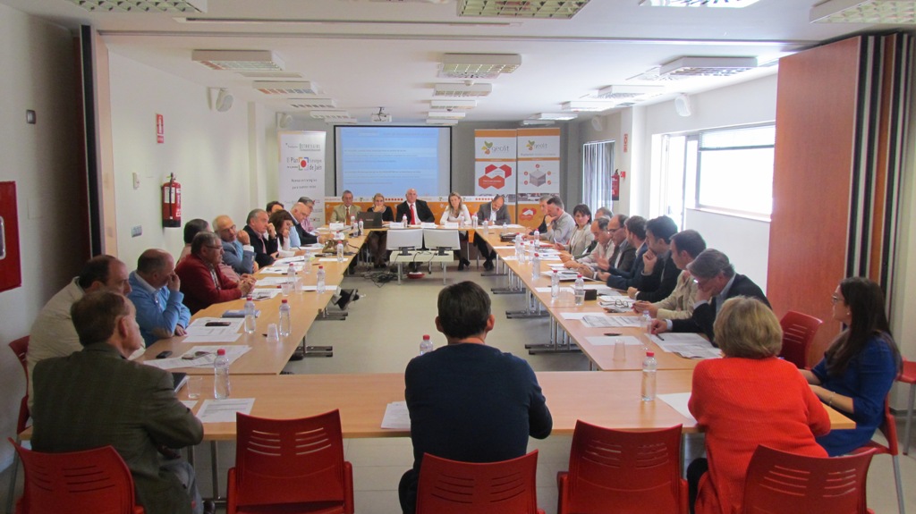 Miembros de la comisión de seguimiento e impulso de la Estrategia 6 durante la reunión