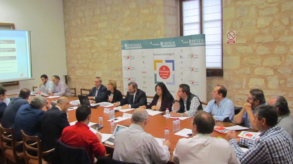 Miembros de la comisión de seguimiento e impulso de la Estrategia 7 durante la reunión