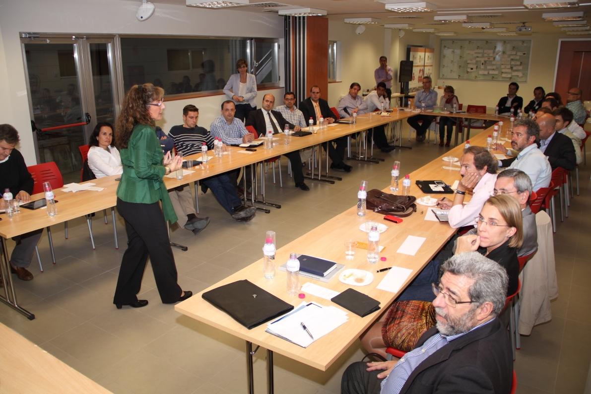 Lucía Miralles dirige la dinámica sobre innovación