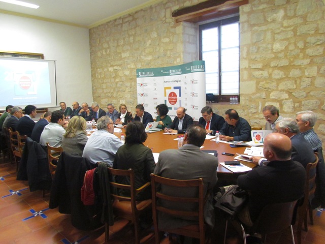 Miembros de la comisión de seguimiento e impulso de la Estrategia 1 durante la reunión