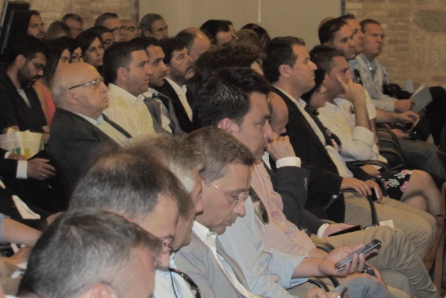 Alcaldes, diputados y otros asistentes a la presentación del portal