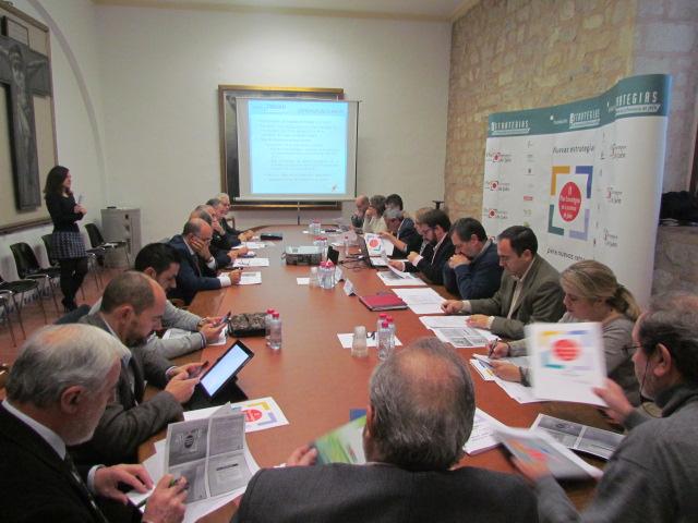 Miembros de la comisión de seguimiento e impulso de la Estrategia 1 durante la reunión