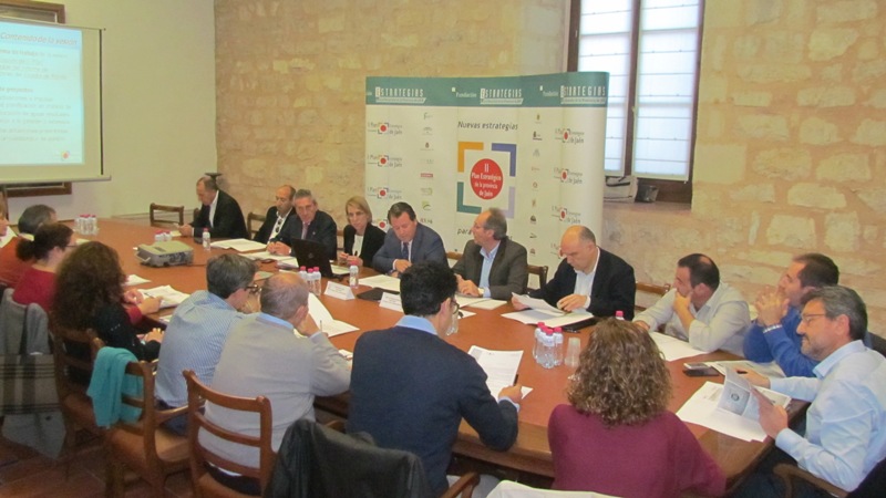 Miembros de la comisión de seguimiento e impulso de la Estrategia 2 durante la reunión