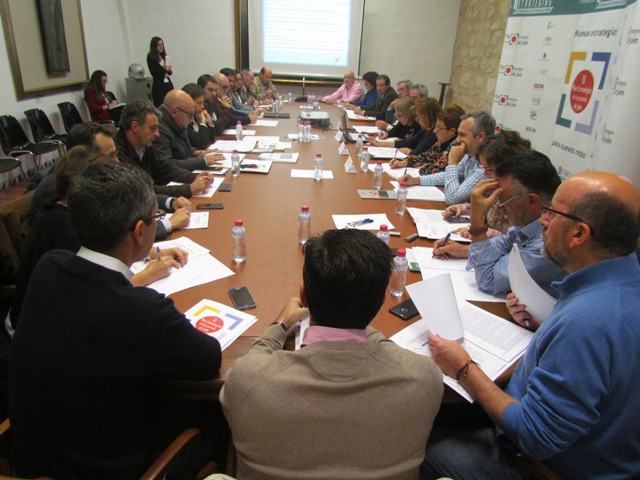 Miembros de la comisión de seguimiento e impulso de la Estrategia 5 durante la reunión