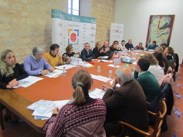 Miembros de la comisión de seguimiento e impulso de la Estrategia 8 durante la reunión