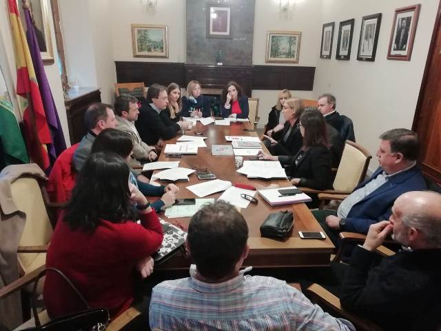 Con el alcalde del Ayuntamiento de Jaén y las personas responsables de las diferentes concejalías del consistorio jiennense