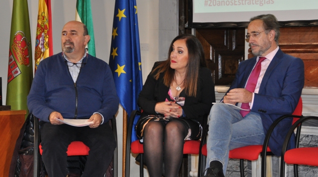 Manuel Salazar (UGT-Jaén), Catalina Madueño (Subdelegación) y Felipe López (Junta de Andalucía)